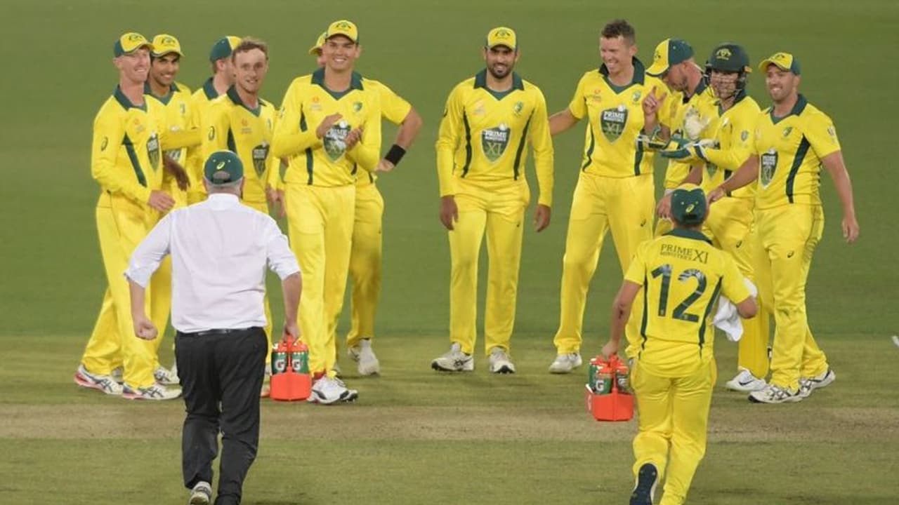 வீரர்களுக்கு டிரிங்ஸ் கொடுத்த பிரதமர்... ஆஸ்திரேலியாவில் அரங்கேறிய அதிர்ச்சி சம்பவம்... வீரர்களுக்கு டிரிங்ஸ் கொடுத்த பிரதமர்... ஆஸ்திரேலியாவில் அரங்கேறிய அதிர்ச்சி சம்பவம்...