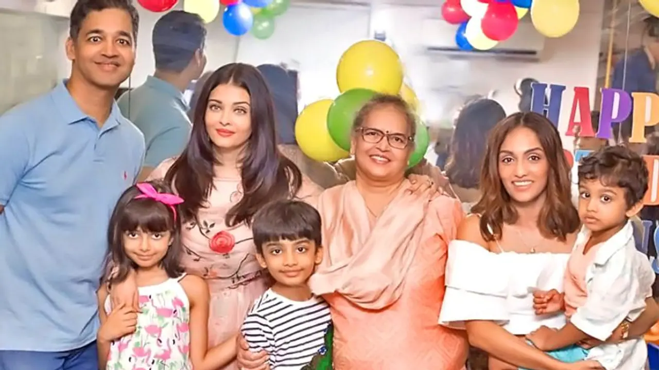 बेटी के साथ मायके पहुंचीं ऐश्वर्या, भाई भाभी और मां के साथ ऐसे मनाया भतीजे का बर्थडे बेटी के साथ मायके पहुंचीं ऐश्वर्या, भाई भाभी और मां के साथ ऐसे मनाया भतीजे का बर्थडे