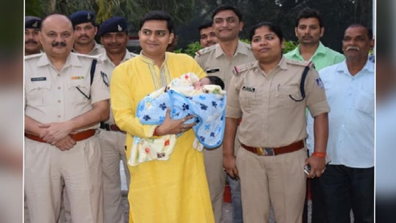 बेटी क्या पैदा हुई SP ने पूरे घर को दुल्हन की तरह सजाया, दिवाली से पहले मनाया लक्ष्मी के आगमन का जश्न बेटी क्या पैदा हुई SP ने पूरे घर को दुल्हन की तरह सजाया, दिवाली से पहले मनाया लक्ष्मी के आगमन का जश्न