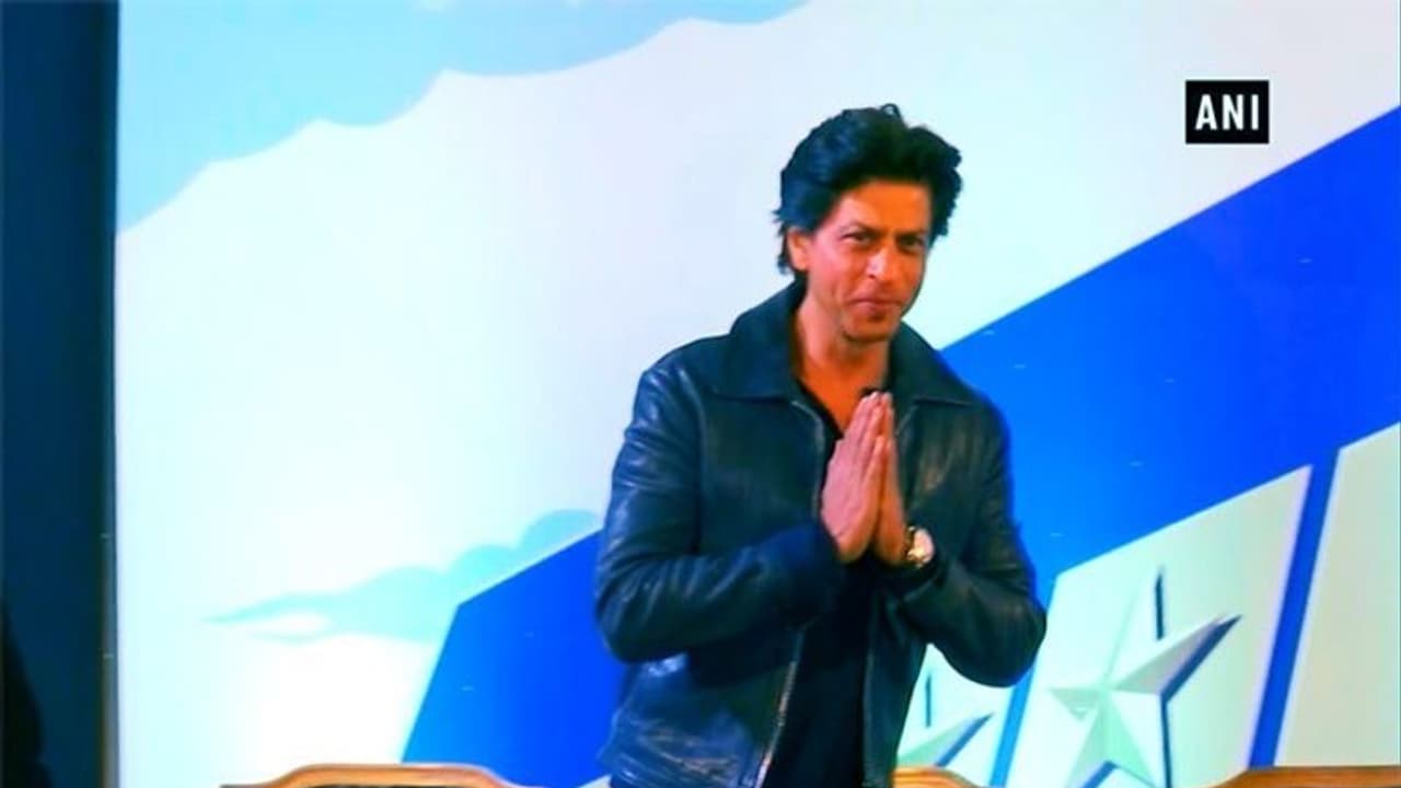 শেষ রাতে মা,বাবার কবরের সামনে কেন বসে থাকেন শাহরুখ, নিজেই তাঁর জবাব দিলেন কিং খান শেষ রাতে মা,বাবার কবরের সামনে কেন বসে থাকেন শাহরুখ, নিজেই তাঁর জবাব দিলেন কিং খান