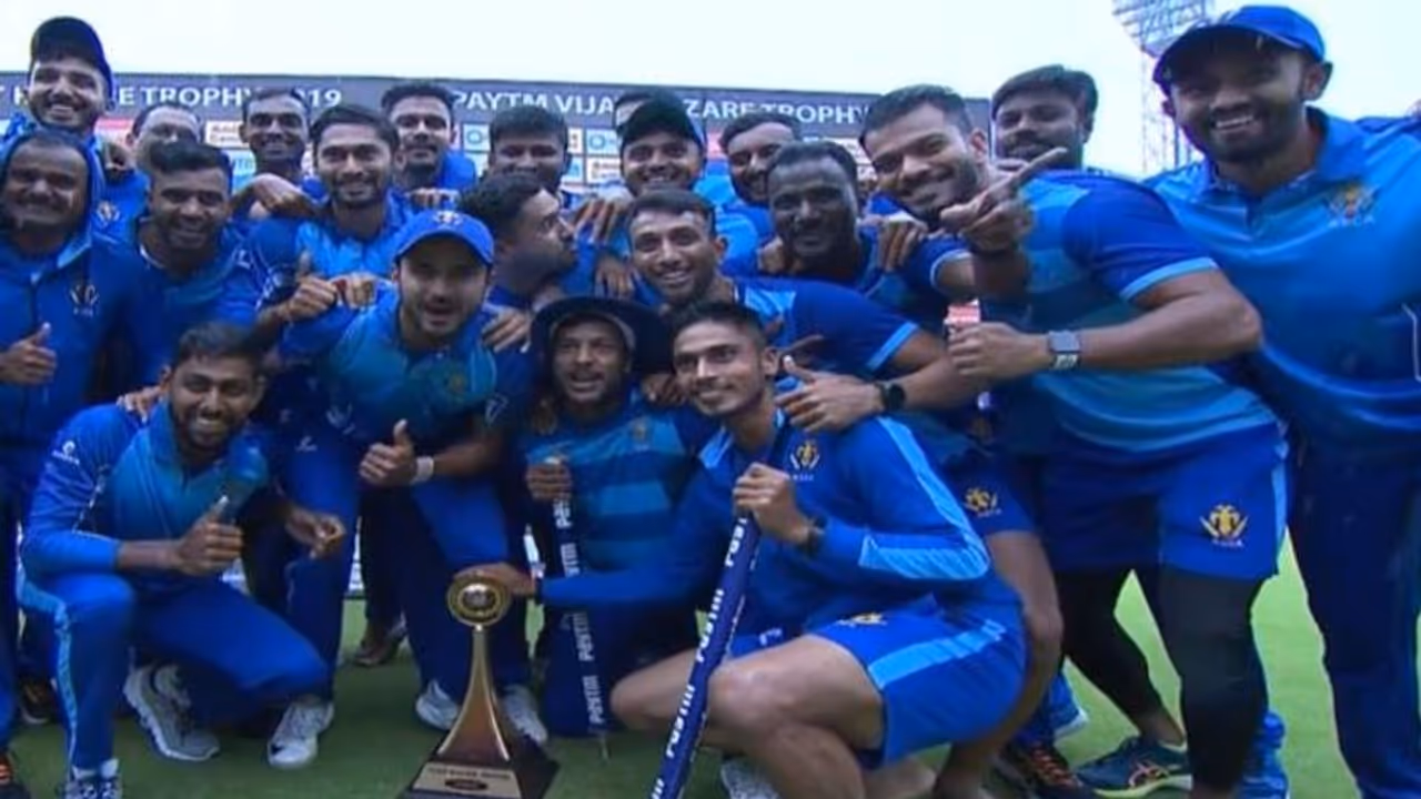 ವಿಜಯ್ ಹಜಾರೆ ಟ್ರೋಫಿ: ಟಾಸ್ ಗೆದ್ದ ಕರ್ನಾಟಕ ಫೀಲ್ಡಿಂಗ್ ಆಯ್ಕೆ ವಿಜಯ್ ಹಜಾರೆ ಟ್ರೋಫಿ: ಟಾಸ್ ಗೆದ್ದ ಕರ್ನಾಟಕ ಫೀಲ್ಡಿಂಗ್ ಆಯ್ಕೆ