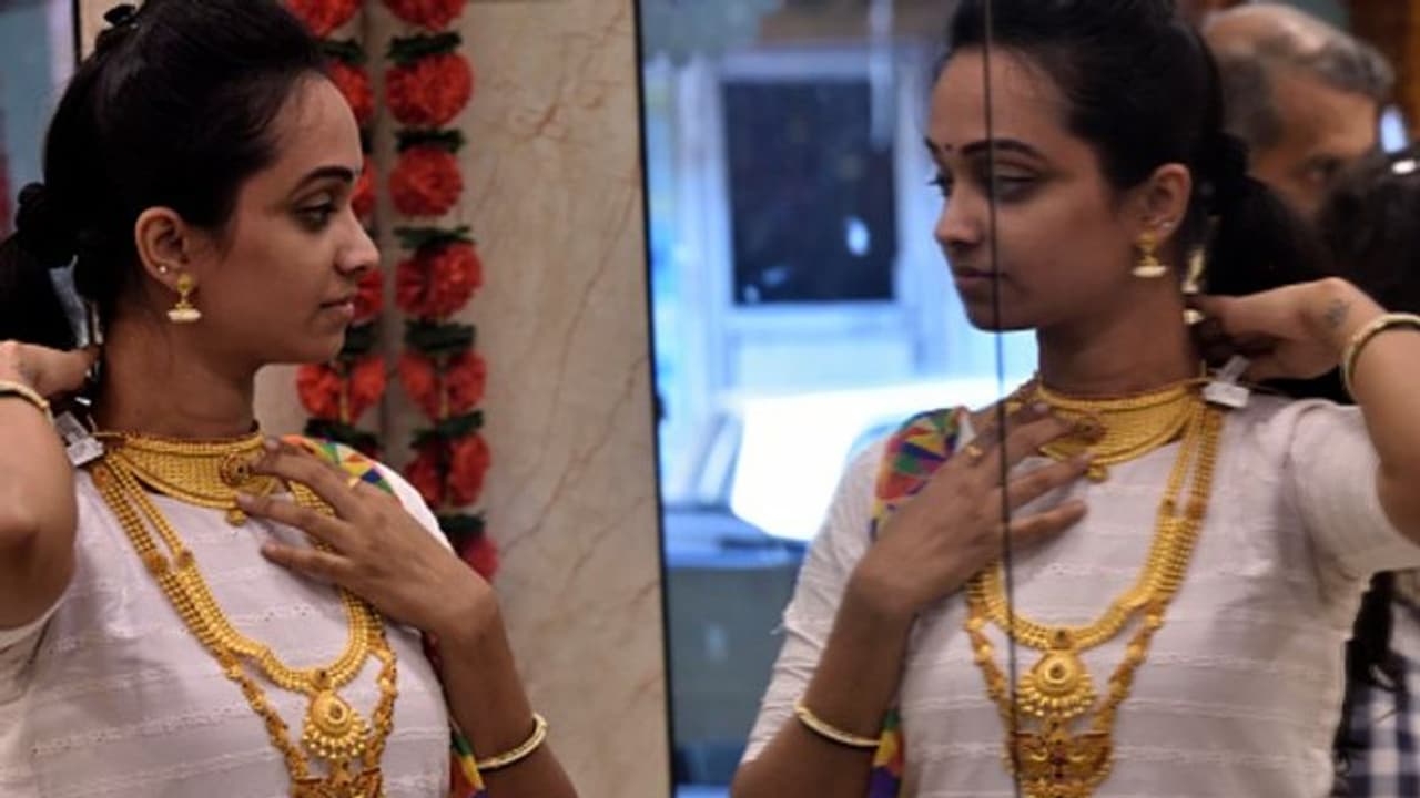 ಚೆಲುವೆಯ ಅಂದದ ಮೊಗಕೆ: ಚಿನ್ನ, ಬೆಳ್ಳಿ ದರದಲ್ಲಿ ಇಳಿಕೆ! ಚೆಲುವೆಯ ಅಂದದ ಮೊಗಕೆ: ಚಿನ್ನ, ಬೆಳ್ಳಿ ದರದಲ್ಲಿ ಇಳಿಕೆ!