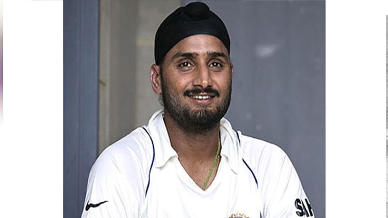 మరో మారు బజ్జి పై ట్రోలింగ్: ఈ సారి కోహ్లీ,యువీల వంతు!