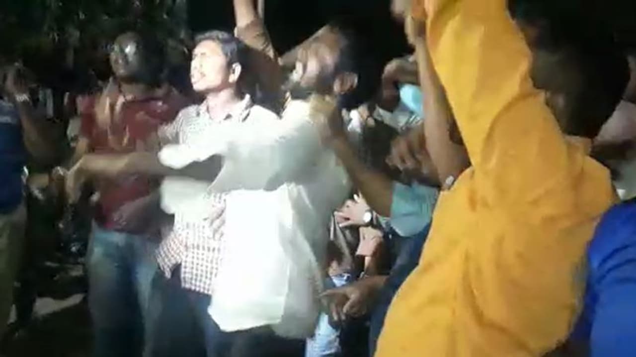 RTC Strike: వేడెక్కిన ఉస్మానియా.. టీఆర్ఎస్వీ విద్యార్ధులను అడ్డుకున్న ఓయూ జేఏసీ RTC Strike: వేడెక్కిన ఉస్మానియా.. టీఆర్ఎస్వీ విద్యార్ధులను అడ్డుకున్న ఓయూ జేఏసీ