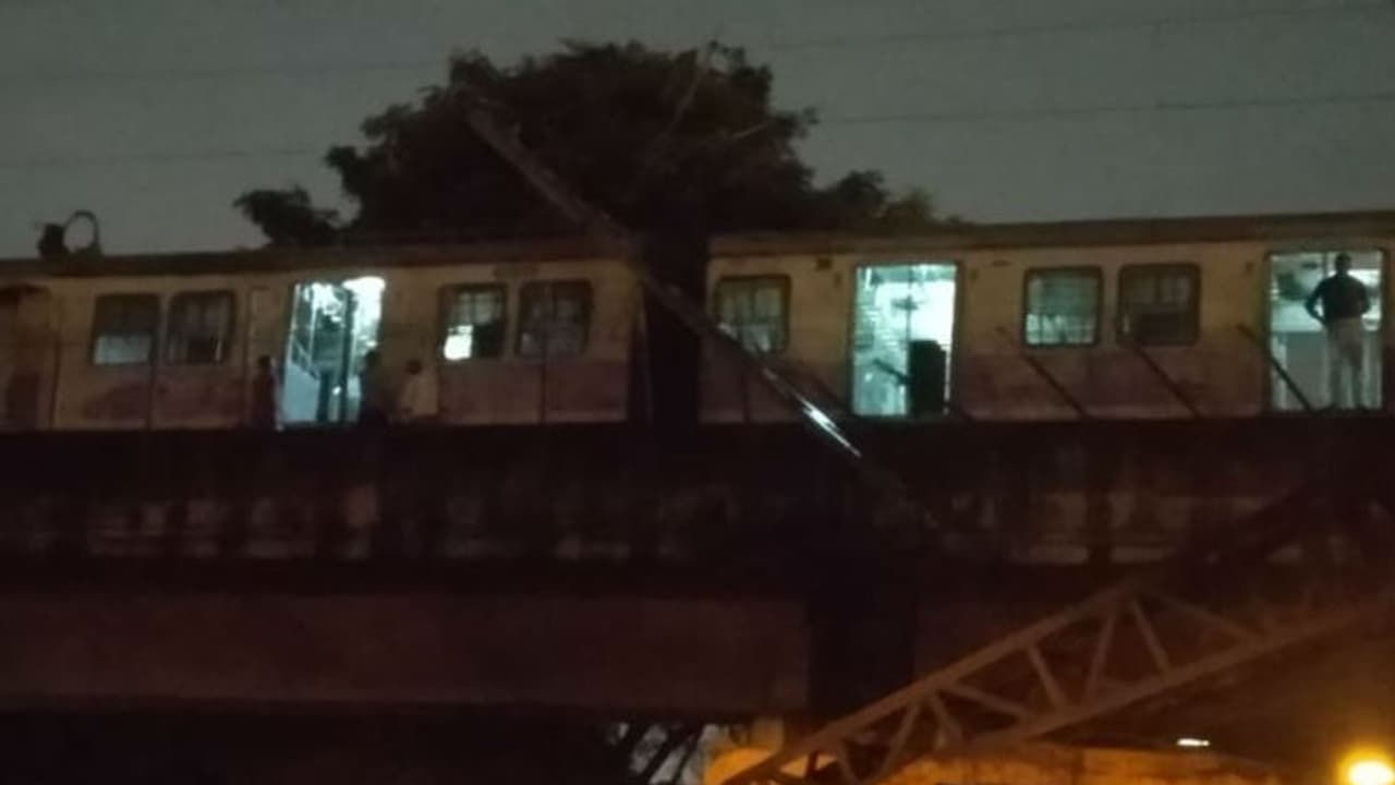 চলন্ত চক্ররেলের উপর ভেঙে পড়ল পুলিশের ক্রেন, আহত ২ চলন্ত চক্ররেলের উপর ভেঙে পড়ল পুলিশের ক্রেন, আহত ২