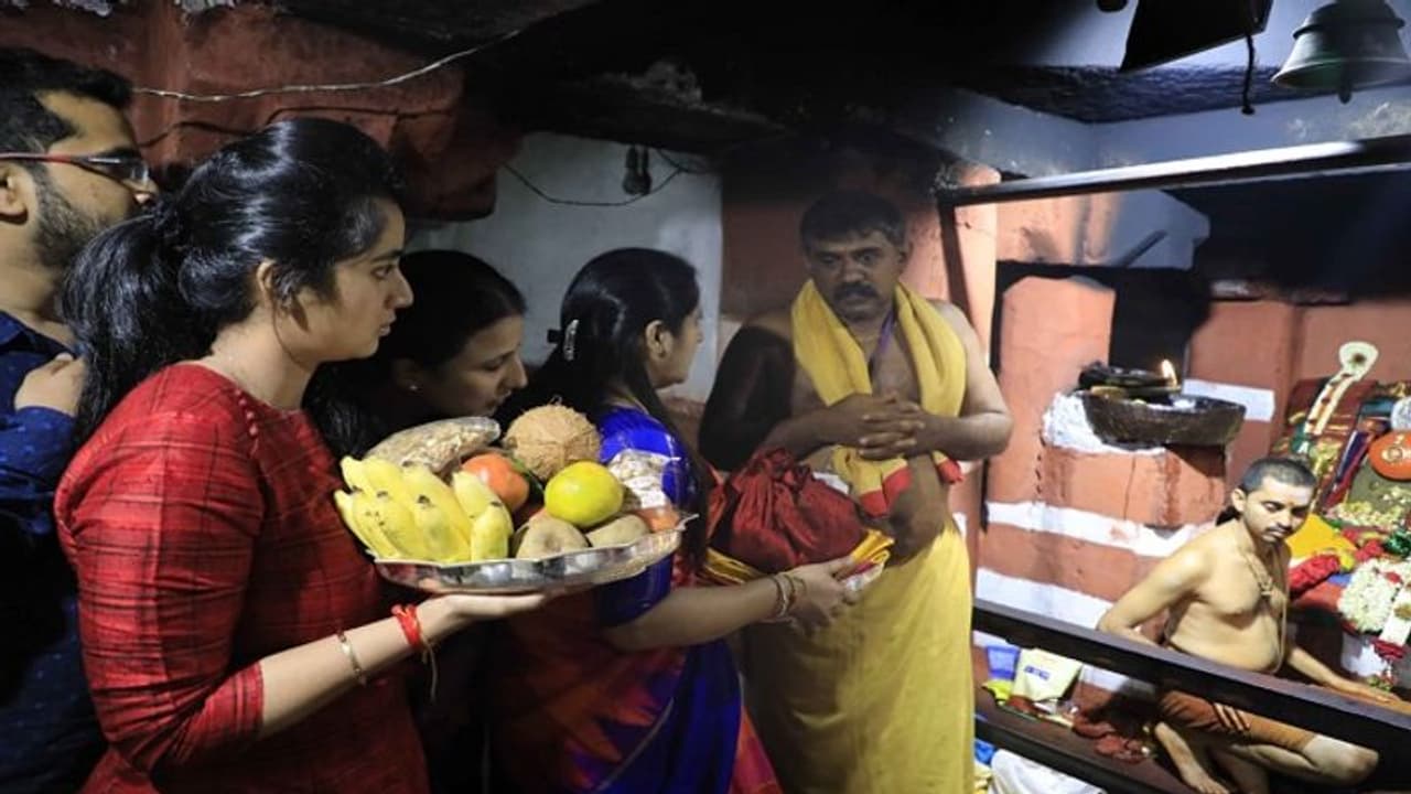 ಹಾಸನಾಂಬಾ ದೇವಿ ದರ್ಶನ ಪಡೆದ ಡಿಕೆಶಿ ಪತ್ನಿ ಮಗಳು