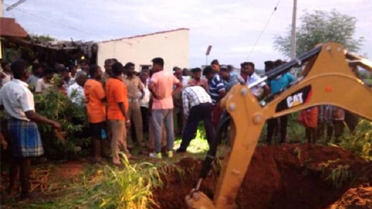 600 அடி ஆழமாம்.. 70 அடிக்கு கீழே சென்ற குழந்தை... 22 மணி நேரமாக பதற வைக்கும் சுர்ஜித்..! 600 அடி ஆழமாம்.. 70 அடிக்கு கீழே சென்ற குழந்தை... 22 மணி நேரமாக பதற வைக்கும் சுர்ஜித்..!