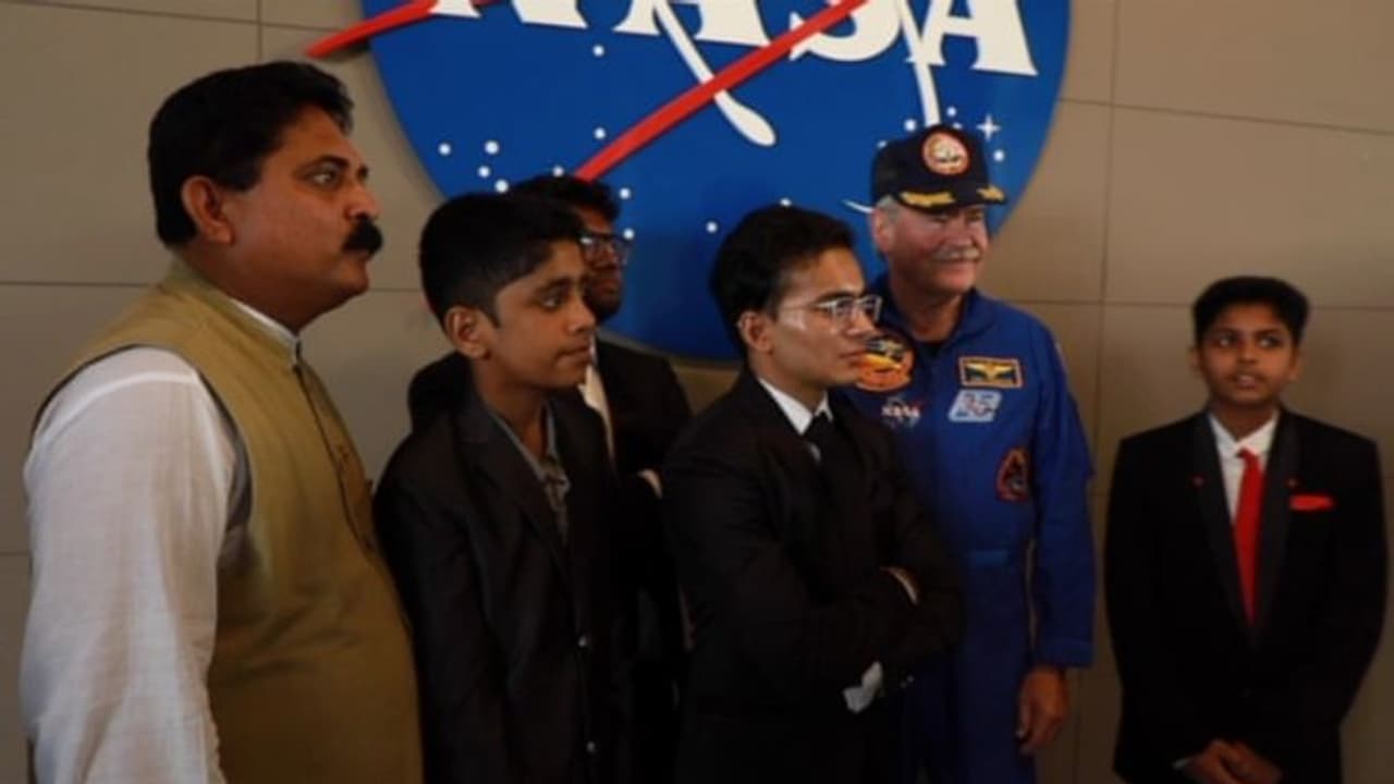 ഏഷ്യാനെറ്റ് ന്യൂസിന്റെ സ്പേസ് സല്യൂട്ട് സംഘം നാസയിൽ എത്തി ഏഷ്യാനെറ്റ് ന്യൂസിന്റെ സ്പേസ് സല്യൂട്ട് സംഘം നാസയിൽ എത്തി