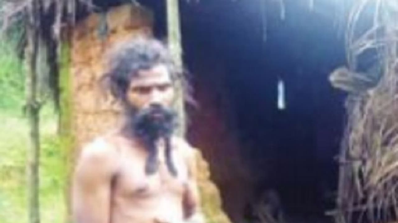 ಅಪಾಯಕಾರಿ ಗುಡಿಸಲಿನಲ್ಲಿ ಒಂಟಿ ವ್ಯಕ್ತಿಯ ಬದುಕು ಅಪಾಯಕಾರಿ ಗುಡಿಸಲಿನಲ್ಲಿ ಒಂಟಿ ವ್ಯಕ್ತಿಯ ಬದುಕು