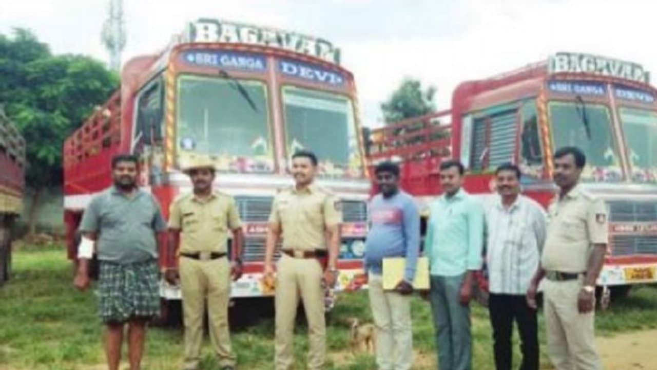 ಅಸಲಿ ಲಾರಿ, ನಕಲಿ ಡಾಕ್ಯುಮೆಂಟ್ಸ್: ಚಿಕ್ಕಬಳ್ಳಾಪುರಲ್ಲಿ ಸಿಕ್ಕಿಬಿದ್ರು ಅಂತಾರಾಜ್ಯ ಕಳ್ಳರು..! ಅಸಲಿ ಲಾರಿ, ನಕಲಿ ಡಾಕ್ಯುಮೆಂಟ್ಸ್: ಚಿಕ್ಕಬಳ್ಳಾಪುರಲ್ಲಿ ಸಿಕ್ಕಿಬಿದ್ರು ಅಂತಾರಾಜ್ಯ ಕಳ್ಳರು..!