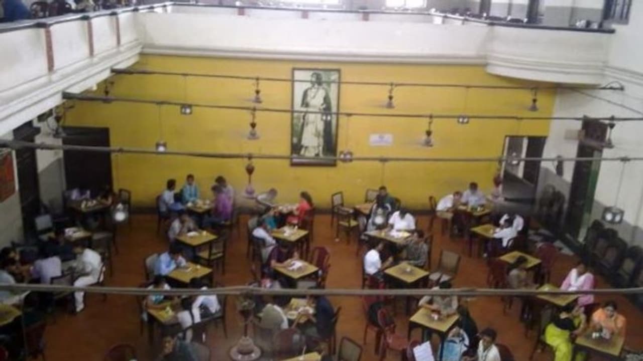 মান্না দে কে, এখানে বাংলায় কথা চলবেনা, কফি হাউস কর্মীর বিস্ফোরক মন্তব্য মান্না দে কে, এখানে বাংলায় কথা চলবেনা, কফি হাউস কর্মীর বিস্ফোরক মন্তব্য