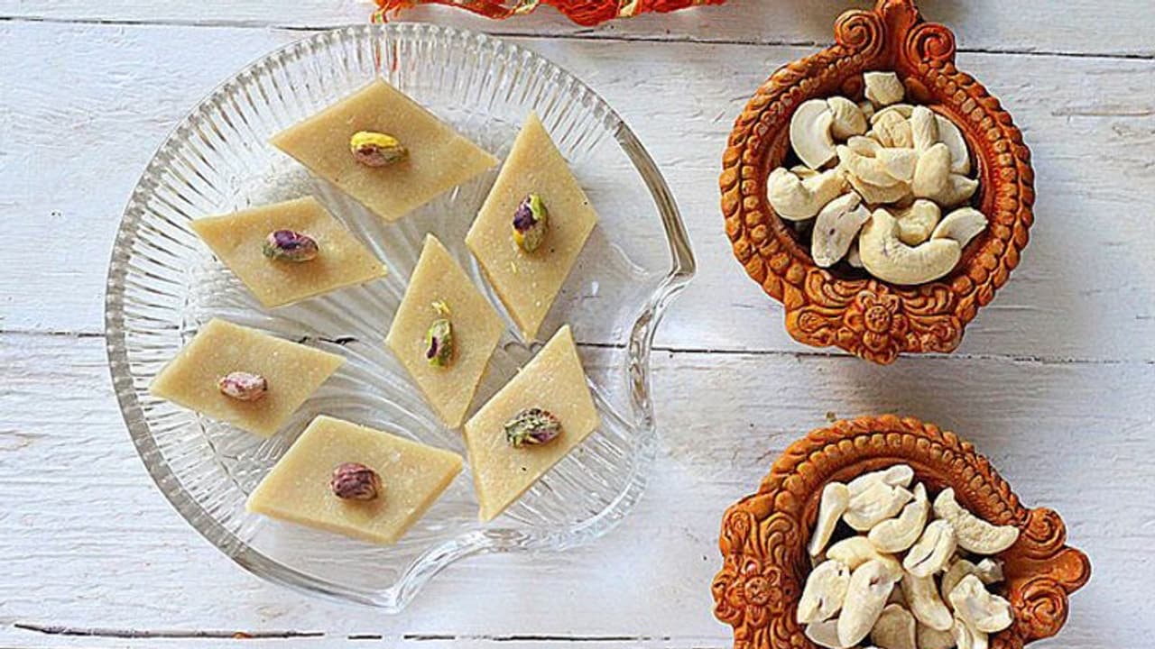 ദീപാവലി സ്പെഷ്യൽ; 'കാജു ബര്ഫി' ഉണ്ടാക്കാൻ വളരെ സിമ്പിളല്ലേ... ദീപാവലി സ്പെഷ്യൽ; 'കാജു ബര്ഫി' ഉണ്ടാക്കാൻ വളരെ സിമ്പിളല്ലേ...