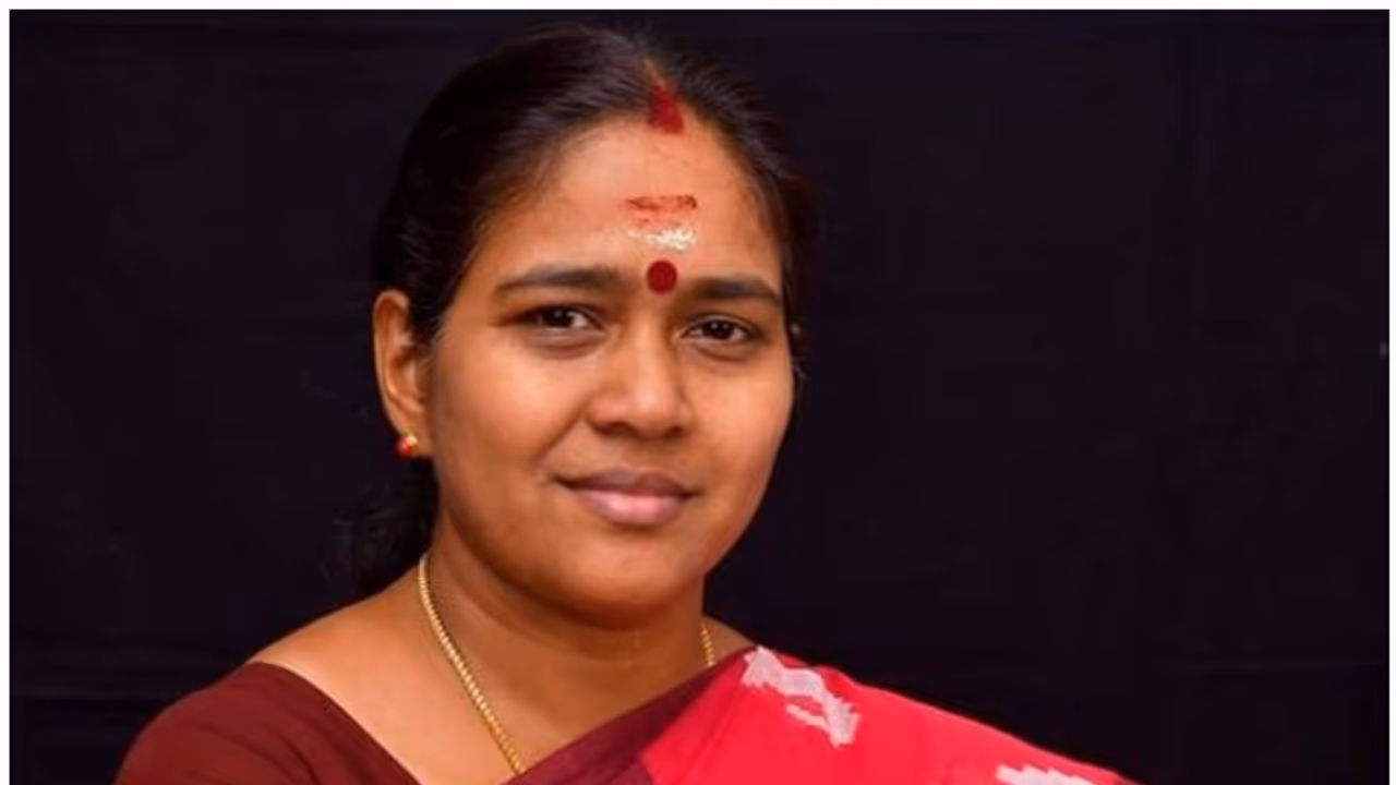 ശോഭ സുരേന്ദ്രന്റെ വീടിന് മുന്നിൽ സ്ഫോടക വസ്തു പൊട്ടിത്തെറിച്ചു, ബൈക്കിലെത്തി ആക്രമണം