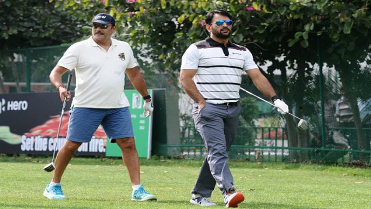 হঠাৎ ধোনি ভক্ত শাস্ত্রী, মাহির সমলোচকদের একহাত নিলেন ভারতীয় কোচ হঠাৎ ধোনি ভক্ত শাস্ত্রী, মাহির সমলোচকদের একহাত নিলেন ভারতীয় কোচ