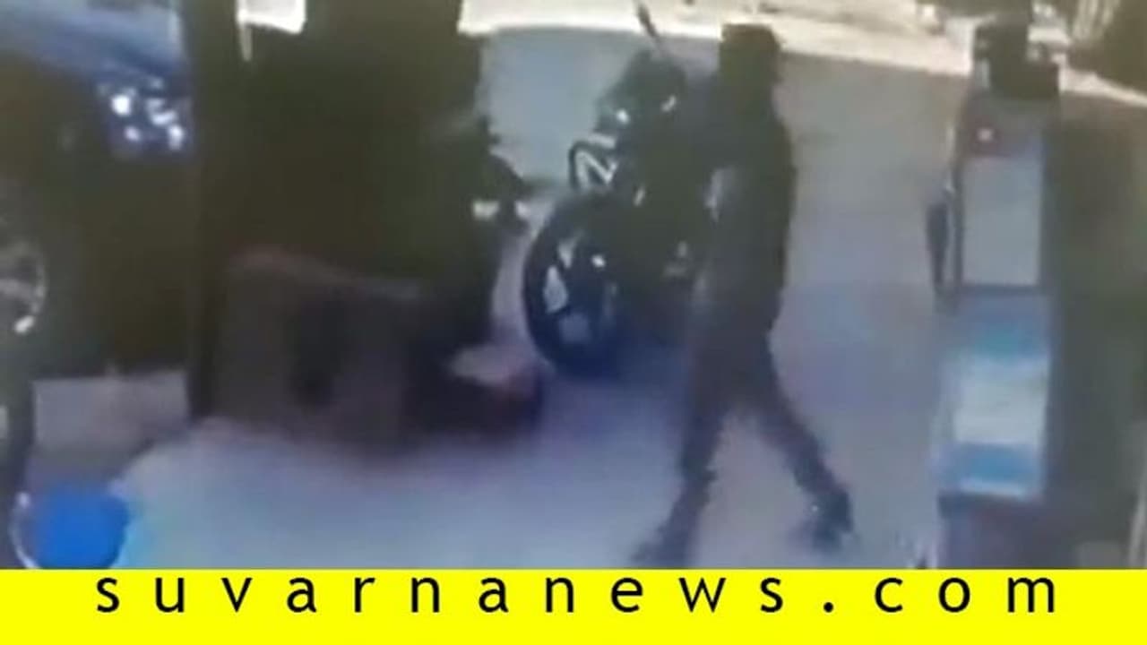 ಒಂದು ಹೆಜ್ಜೆ ಇಡುತ್ತಲೇ ಭೂಮಿಯಲ್ಲಿ ಹುದುಗಿ ಹೋದ, ಭಯಾನಕ ದೃಶ್ಯ ಸೆರೆ!