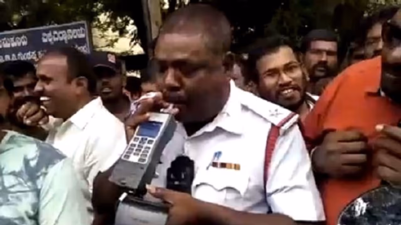 ಪೊಲೀಸಪ್ಪನ ಬಾಯಿಗೇ ಆಲ್ಕೋ ಮೀಟರ್ ಇಟ್ಟು ಊದು ಎಂದ್ರು ಜನ..! ಪೊಲೀಸಪ್ಪನ ಬಾಯಿಗೇ ಆಲ್ಕೋ ಮೀಟರ್ ಇಟ್ಟು ಊದು ಎಂದ್ರು ಜನ..!