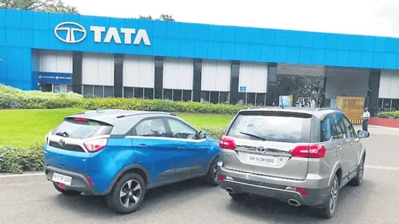 టాటా మోటార్స్ కు తగ్గిన నష్టాలు: లాభాల్లో జాగ్వార్ టాటా మోటార్స్ కు తగ్గిన నష్టాలు: లాభాల్లో జాగ్వార్