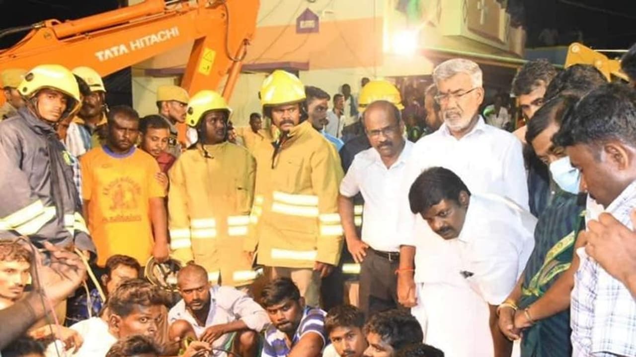 இரவில் இருந்து களத்தில் நிற்கும் அமைச்சர்கள்..! தொடர்ந்து போராடி வரும் மீட்பு படையினர்..!