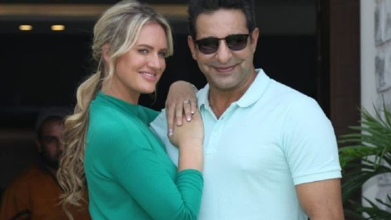 বাইশ গজে নয়, সেলুলয়েডে খেল দেখাবেন সস্ত্রীক ওয়াসিম আক্রম, জানুন বিস্তারিত বাইশ গজে নয়, সেলুলয়েডে খেল দেখাবেন সস্ত্রীক ওয়াসিম আক্রম, জানুন বিস্তারিত