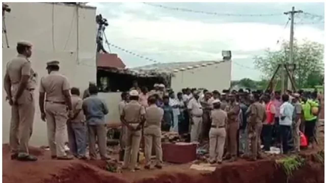 18 മണിക്കൂറായി കുഴല്ക്കിണറിനുള്ളില്; കുഞ്ഞിനെ രക്ഷിക്കാനുള്ള ശ്രമങ്ങള് തുടരുന്നു 18 മണിക്കൂറായി കുഴല്ക്കിണറിനുള്ളില്; കുഞ്ഞിനെ രക്ഷിക്കാനുള്ള ശ്രമങ്ങള് തുടരുന്നു