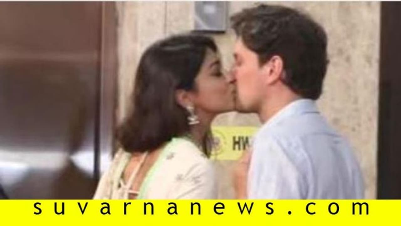 ಪಬ್ಲಿಕ್ನಲ್ಲೇ ಪತಿಗೆ ಲಿಪ್ ಲಾಕ್ ಮಾಡಿದ ನಟಿ; ವಿಡಿಯೋ ವೈರಲ್! ಪಬ್ಲಿಕ್ನಲ್ಲೇ ಪತಿಗೆ ಲಿಪ್ ಲಾಕ್ ಮಾಡಿದ ನಟಿ; ವಿಡಿಯೋ ವೈರಲ್!