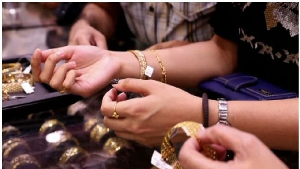 നാട്ടില്‍ നിന്ന് സ്വര്‍ണം വാങ്ങുന്നതിനേക്കാള്‍ വന്‍ ലാഭം; ഗള്‍ഫിലെ വിപണി സജീവമായി