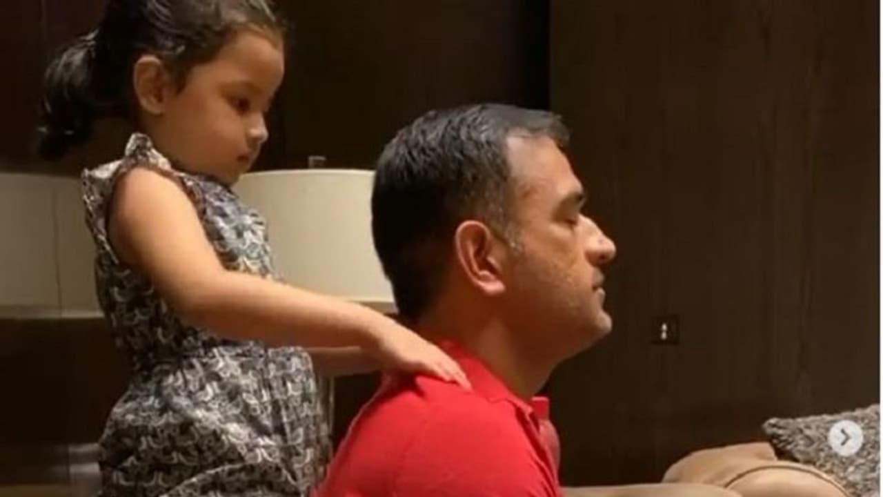 ಕಾರು ತೊಳೆದು ಸುಸ್ತಾದ ಧೋನಿಗೆ ಪುತ್ರಿ ಝಿವಾ ಮಸಾಜ್! ಕಾರು ತೊಳೆದು ಸುಸ್ತಾದ ಧೋನಿಗೆ ಪುತ್ರಿ ಝಿವಾ ಮಸಾಜ್!