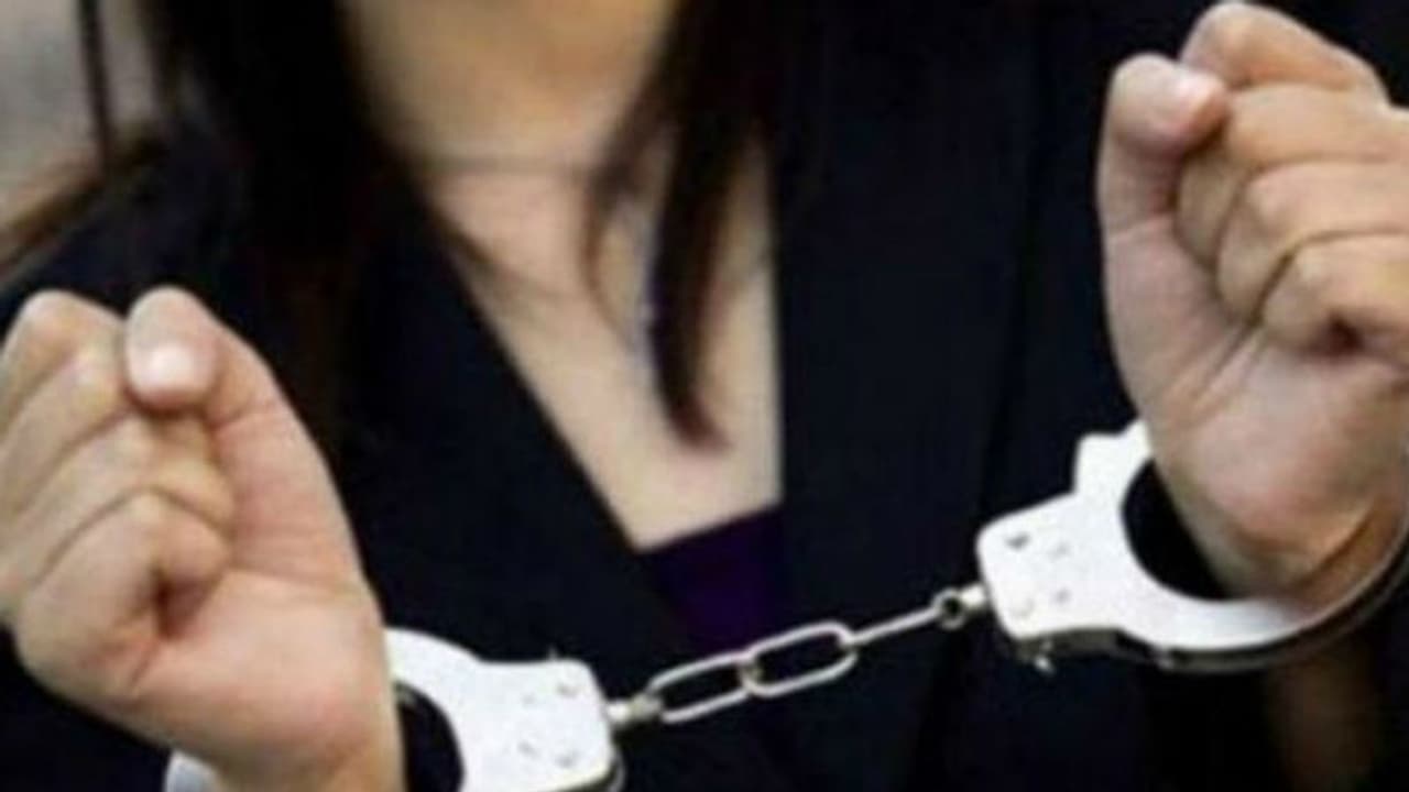 தொடர்ந்து லவ் டார்ச்சர் செய்த ஆண்..! பக்கவா பிளான் பண்ணி ஆசிட் வீசிய பெண்..!