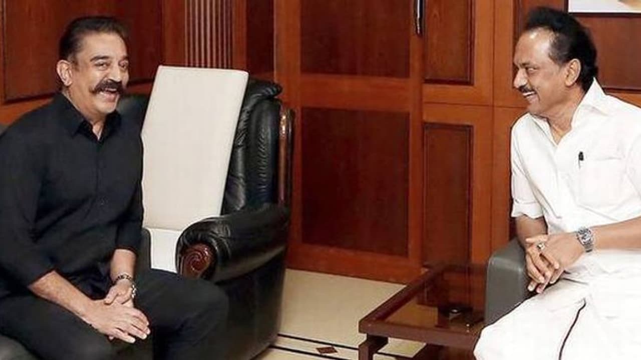 கமலுக்கு கைகொடுக்கும் ஸ்டாலின்! நன்றி மறந்தாரா நாசர்: தமிழக அரசியலில் கோலிவுட் செய்யும் புது குழப்பம். கமலுக்கு கைகொடுக்கும் ஸ்டாலின்! நன்றி மறந்தாரா நாசர்: தமிழக அரசியலில் கோலிவுட் செய்யும் புது குழப்பம்.