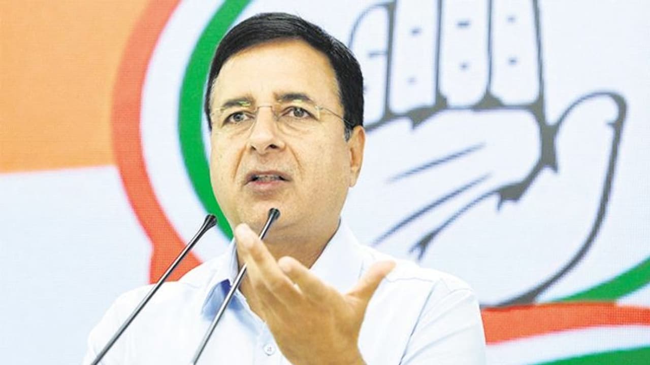 कांग्रेस नेता रणदीप सुरजेवाला ने कहा, प्रधानमंत्री के इशारे पर बेनीवाल ने गांधी परिवार पर की टिप्पणी कांग्रेस नेता रणदीप सुरजेवाला ने कहा, प्रधानमंत्री के इशारे पर बेनीवाल ने गांधी परिवार पर की टिप्पणी