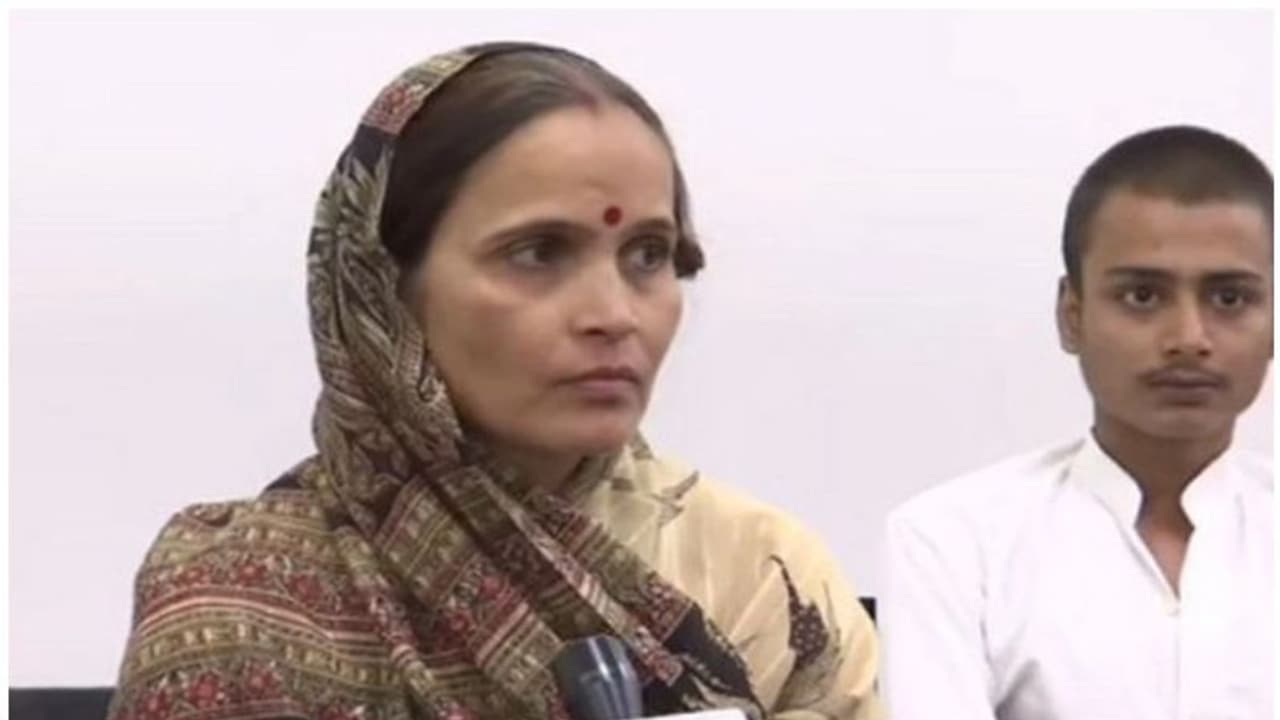 കമലേഷ് തിവാരിയുടെ ഭാര്യ ഹിന്ദു സമാജ് പാര്ട്ടി നേതാവായി ചുമതലയേല്ക്കും കമലേഷ് തിവാരിയുടെ ഭാര്യ ഹിന്ദു സമാജ് പാര്ട്ടി നേതാവായി ചുമതലയേല്ക്കും