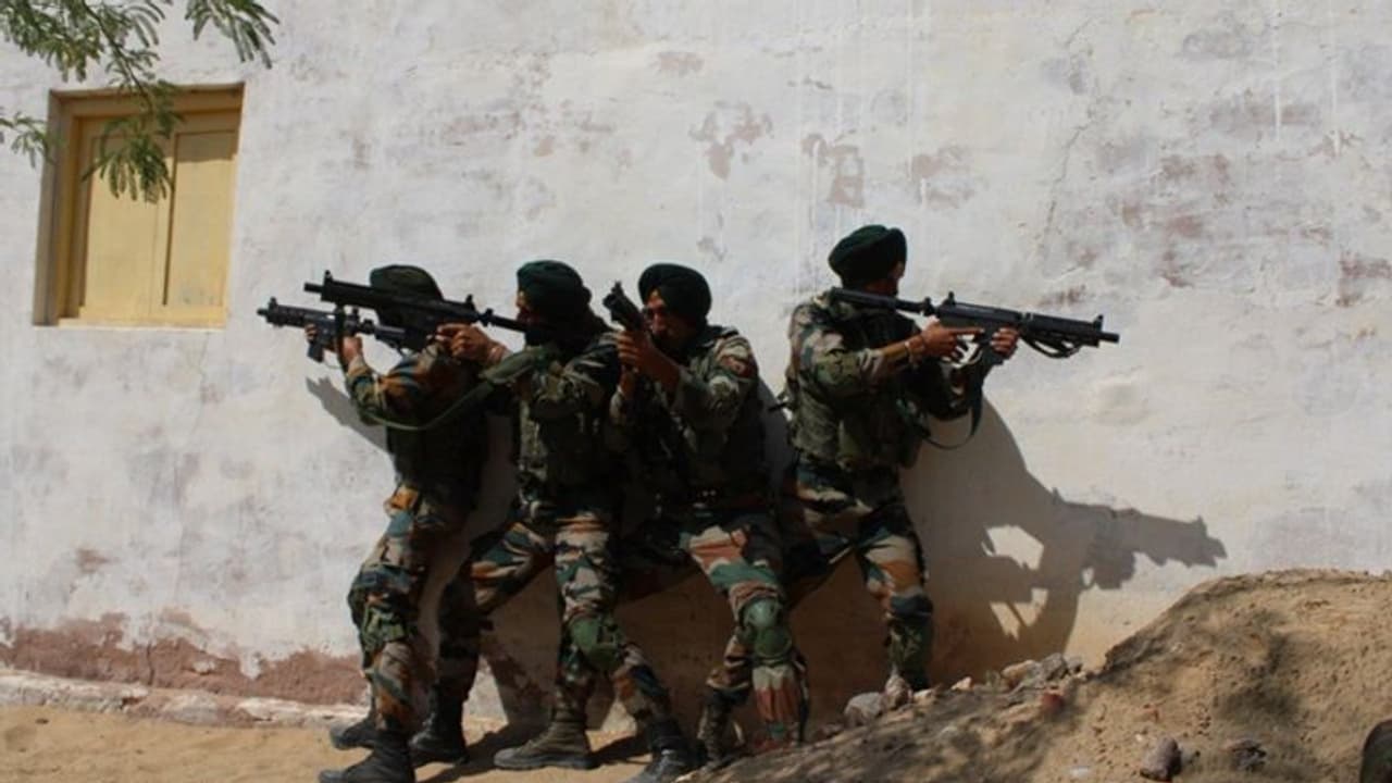 हम बेफिक्र होकर दिवाली की खुशियां मना सकें, इसलिए यूं ही डटे रहेंगे भारत के वीर जवान हम बेफिक्र होकर दिवाली की खुशियां मना सकें, इसलिए यूं ही डटे रहेंगे भारत के वीर जवान