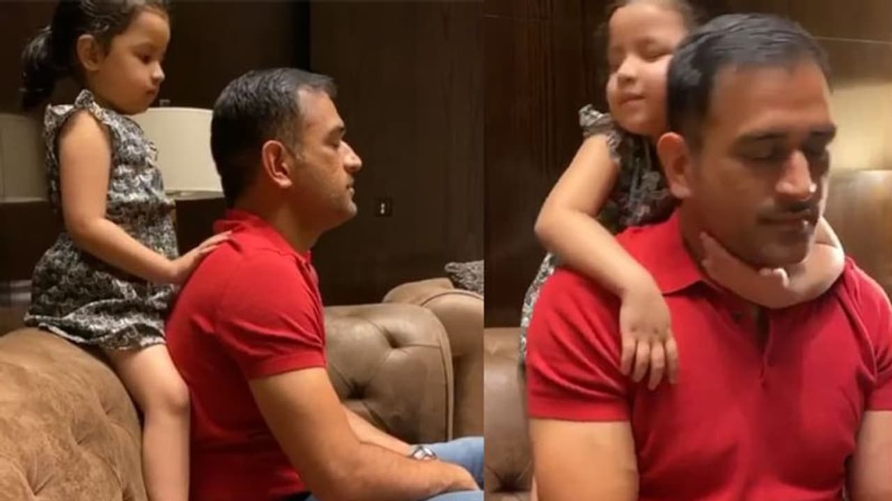 ധോണിയെ താലോലിച്ച് ഉറക്കി കുഞ്ഞു സിവ; വീഡിയോ ഏറ്റെടുത്ത് ആരാധകർ ധോണിയെ താലോലിച്ച് ഉറക്കി കുഞ്ഞു സിവ; വീഡിയോ ഏറ്റെടുത്ത് ആരാധകർ