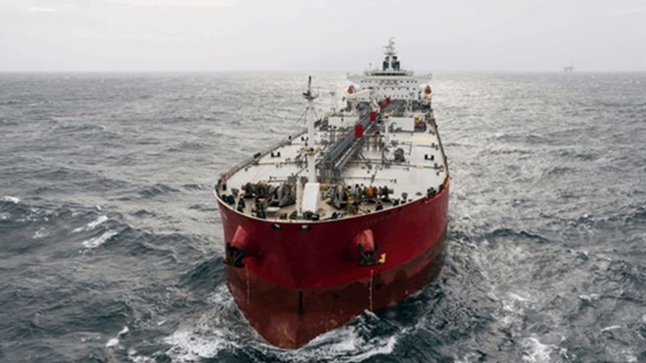 समुद्र में गिरा नाफ्था से लदा टैंकर, किसी भी पल हो सकता है बड़ा हादसा समुद्र में गिरा नाफ्था से लदा टैंकर, किसी भी पल हो सकता है बड़ा हादसा
