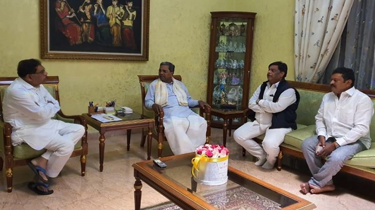 ಅಚ್ಚರಿ ಬೆಳವಣಿಗೆ: ಪರಮೇಶ್ವರ್ ಮನೆಗೆ ಸಿದ್ದರಾಮಯ್ಯ ದಿಢೀರ್ ಭೇಟಿ