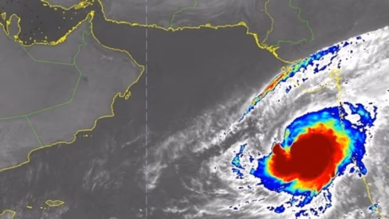 ക്യാർ ചുഴലിക്കാറ്റ് ഒമാൻ തീരത്തേക്ക്; ജാഗ്രതാ നിര്ദ്ദേശം ക്യാർ ചുഴലിക്കാറ്റ് ഒമാൻ തീരത്തേക്ക്; ജാഗ്രതാ നിര്ദ്ദേശം