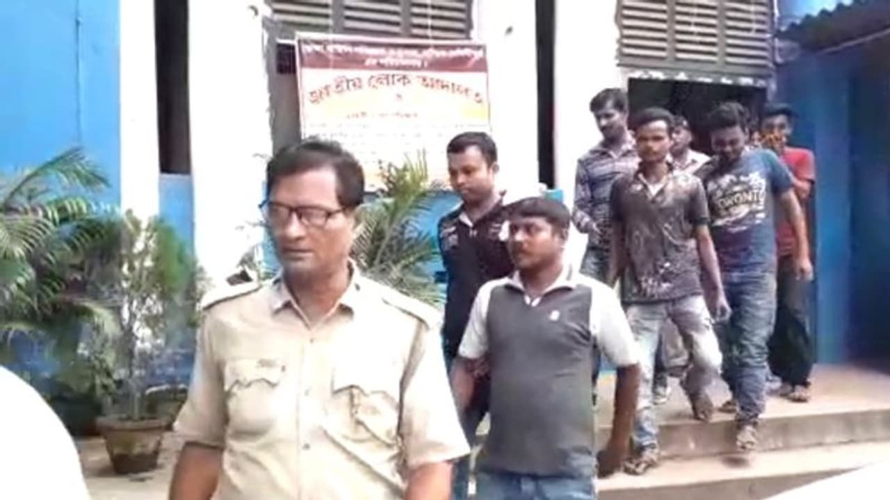 পুজোর উদ্বোধনে দিলীপ ঘোষ, উদ্যোক্তাদের ৬ জনকে জুয়ার অভিযোগে গ্রেফতার পুজোর উদ্বোধনে দিলীপ ঘোষ, উদ্যোক্তাদের ৬ জনকে জুয়ার অভিযোগে গ্রেফতার