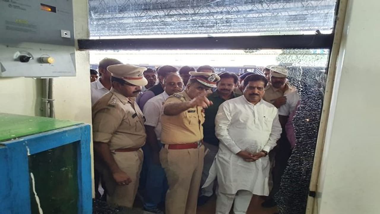 ಹುಬ್ಬಳ್ಳಿ ಸ್ಫೋಟ ಪ್ರಕರಣ: ಆರ್ಪಿಎಫ್ ಎಎಸ್ಐ, ಸ್ಟೇಷನ್ ಮಾಸ್ಟರ್ ಅಮಾನತು ಹುಬ್ಬಳ್ಳಿ ಸ್ಫೋಟ ಪ್ರಕರಣ: ಆರ್ಪಿಎಫ್ ಎಎಸ್ಐ, ಸ್ಟೇಷನ್ ಮಾಸ್ಟರ್ ಅಮಾನತು