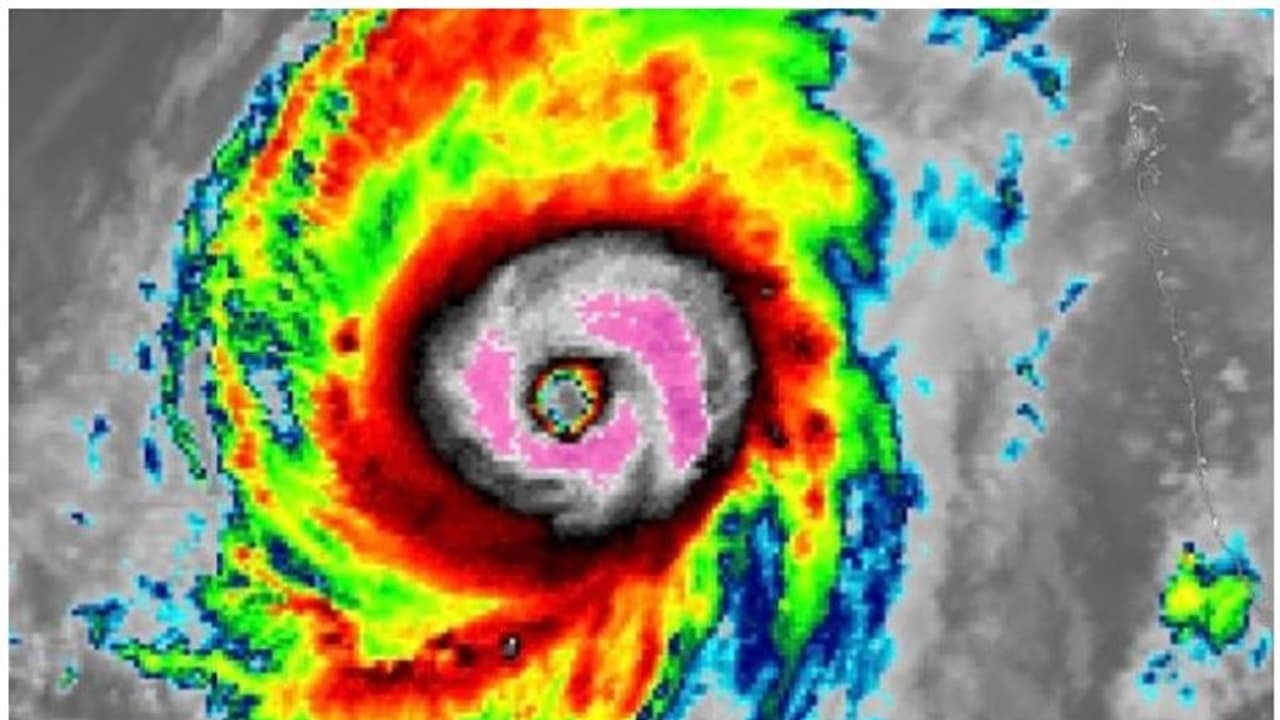 ക്യാർ ചുഴലിക്കാറ്റ് 'അതിതീവ്രം', ഒമാൻ തീരത്തേക്ക് നീങ്ങുന്നു; മത്സ്യത്തൊഴിലാളികൾ കടലിൽ പോകരുത് ക്യാർ ചുഴലിക്കാറ്റ് 'അതിതീവ്രം', ഒമാൻ തീരത്തേക്ക് നീങ്ങുന്നു; മത്സ്യത്തൊഴിലാളികൾ കടലിൽ പോകരുത്