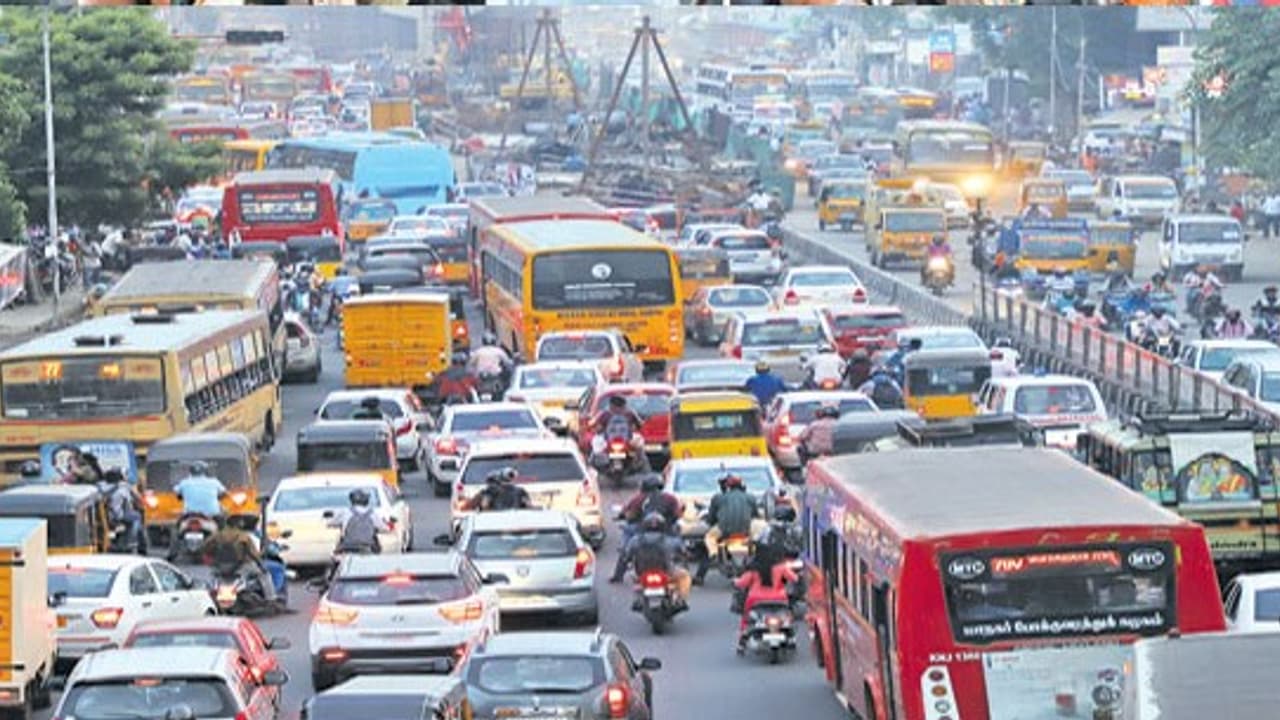 கடும் போக்குவரத்து நெரிசல்..! திணறியது தலைநகர்..! கடும் போக்குவரத்து நெரிசல்..! திணறியது தலைநகர்..!