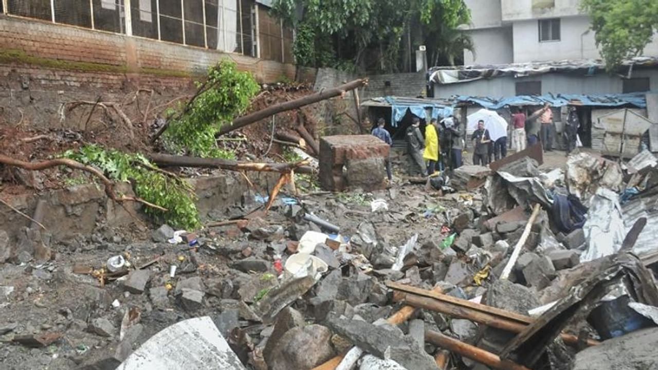 ಕಾರಟಗಿ: ಭಾರೀ ಮಳೆಗೆ ಕುಸಿದ ಗೋಡೆ, ಮಗು ಸಾವು ಕಾರಟಗಿ: ಭಾರೀ ಮಳೆಗೆ ಕುಸಿದ ಗೋಡೆ, ಮಗು ಸಾವು