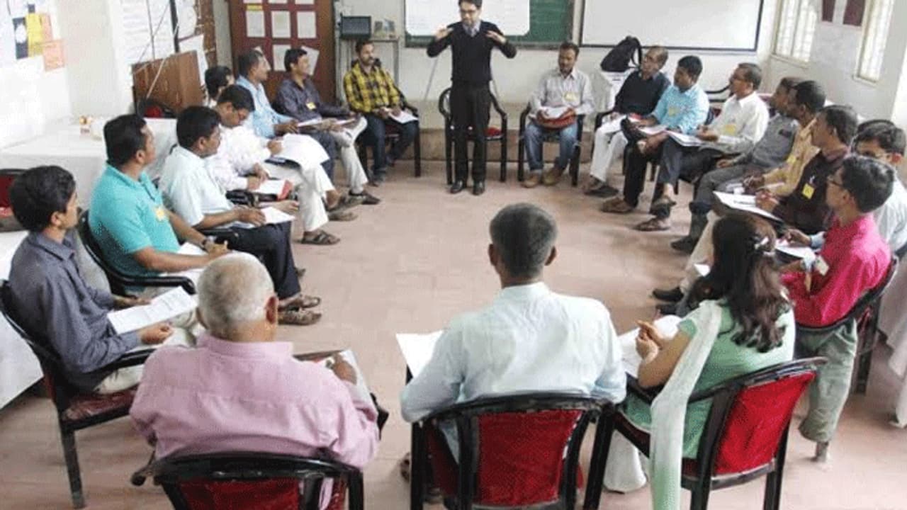 यहां के लाखों टीचरों के लिए दिवाली का त्योहार झोली भरकर लाया खुशियां, CM ने दिया है ऐसा खास तोहफा यहां के लाखों टीचरों के लिए दिवाली का त्योहार झोली भरकर लाया खुशियां, CM ने दिया है ऐसा खास तोहफा