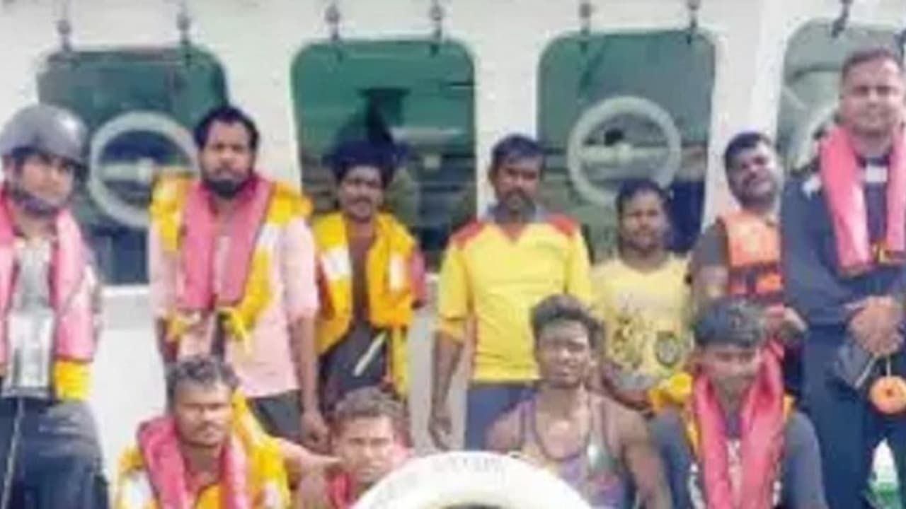 ಮಂಗಳೂರು: ಎರಡು ಬೋಟ್ಗಳ 18 ಮಂದಿ ರಕ್ಷಣೆ ಮಂಗಳೂರು: ಎರಡು ಬೋಟ್ಗಳ 18 ಮಂದಿ ರಕ್ಷಣೆ