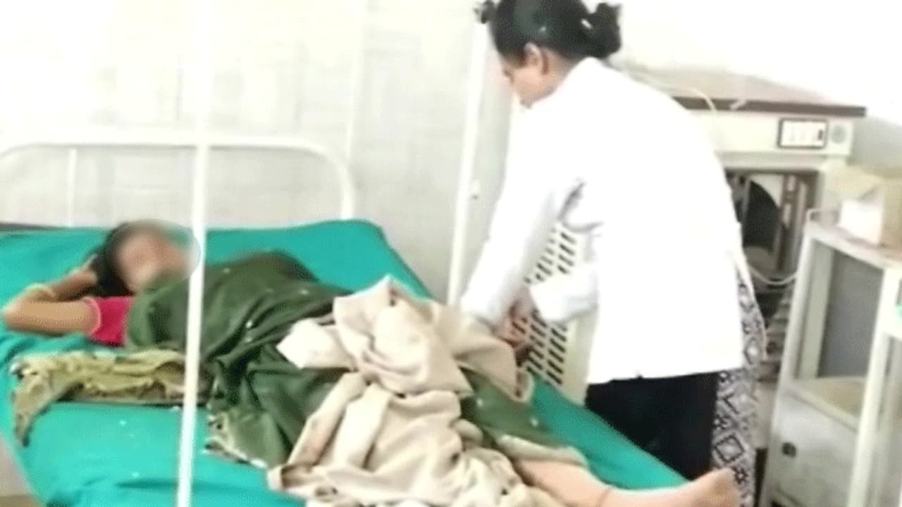 बॉथरूम में डिलीवरी: प्रेग्नेंट महिला के पेट से टॉयलेट के कमोड में जा फंसा बच्चा और चंद पलों में मौत बॉथरूम में डिलीवरी: प्रेग्नेंट महिला के पेट से टॉयलेट के कमोड में जा फंसा बच्चा और चंद पलों में मौत