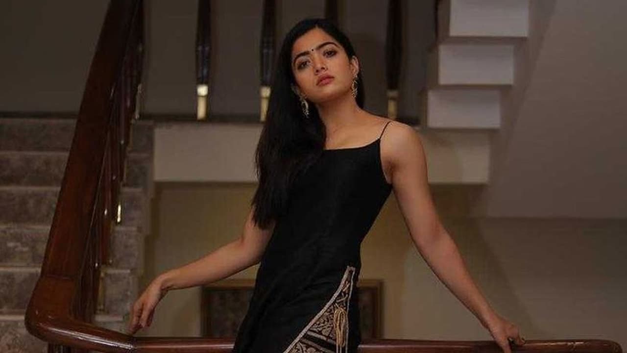 பிரபல தயாரிப்பாளரை முறைத்துக் கொண்ட ’லிப்லாக்’ நடிகை....டோலிவுட்டை அதிரவைத்த சம்பவம்... பிரபல தயாரிப்பாளரை முறைத்துக் கொண்ட ’லிப்லாக்’ நடிகை....டோலிவுட்டை அதிரவைத்த சம்பவம்...