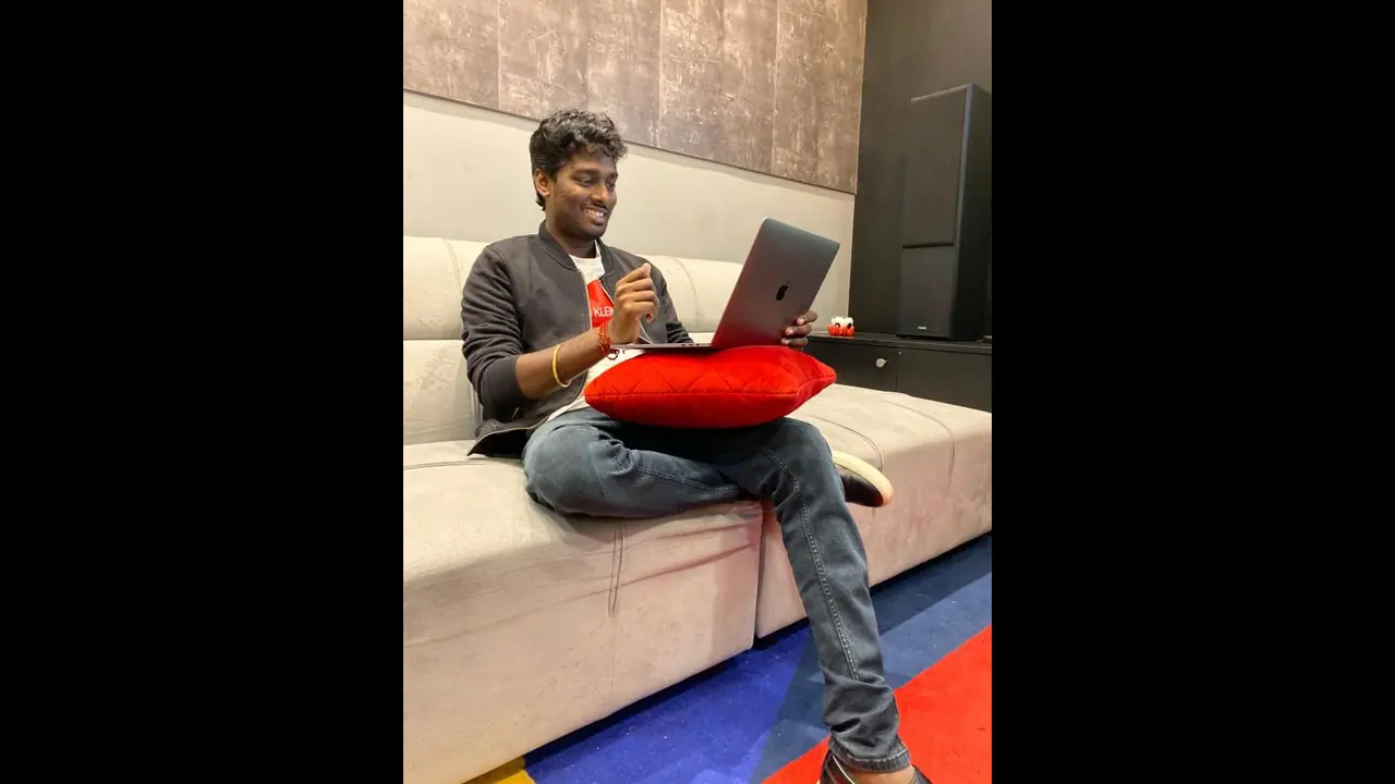 மறுபடியும் பறிபோகும் அட்லியின் மானம்... ஒரிஜினல் படத்தோட வீடியோ பாருங்க... மறுபடியும் பறிபோகும் அட்லியின் மானம்... ஒரிஜினல் படத்தோட வீடியோ பாருங்க...