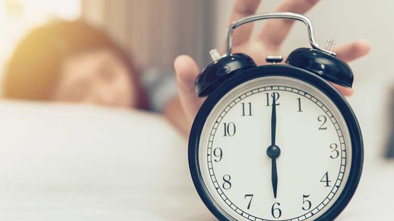 രാവിലെ എഴുന്നേൽക്കുമ്പോൾ ഈ 4 കാര്യങ്ങൾ ശീലമാക്കിയാൽ ശരീരഭാരം എളുപ്പം കുറയ്ക്കാം രാവിലെ എഴുന്നേൽക്കുമ്പോൾ ഈ 4 കാര്യങ്ങൾ ശീലമാക്കിയാൽ ശരീരഭാരം എളുപ്പം കുറയ്ക്കാം