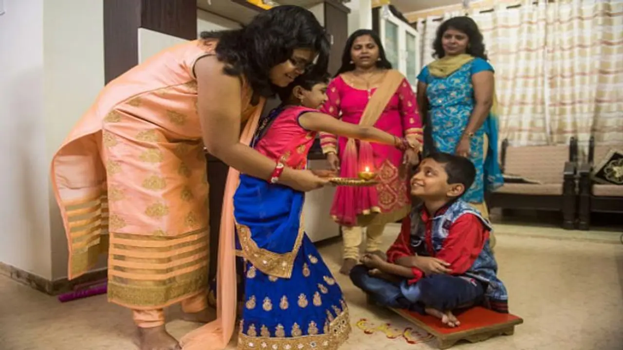 Bhai Phota 2021: সারা ভারতে একাধিক নামে পালিত হয় ভাইফোঁটা, জেনে নিন এই উৎসেব ইতি বৃত্তান্ত Bhai Phota 2021: সারা ভারতে একাধিক নামে পালিত হয় ভাইফোঁটা, জেনে নিন এই উৎসেব ইতি বৃত্তান্ত