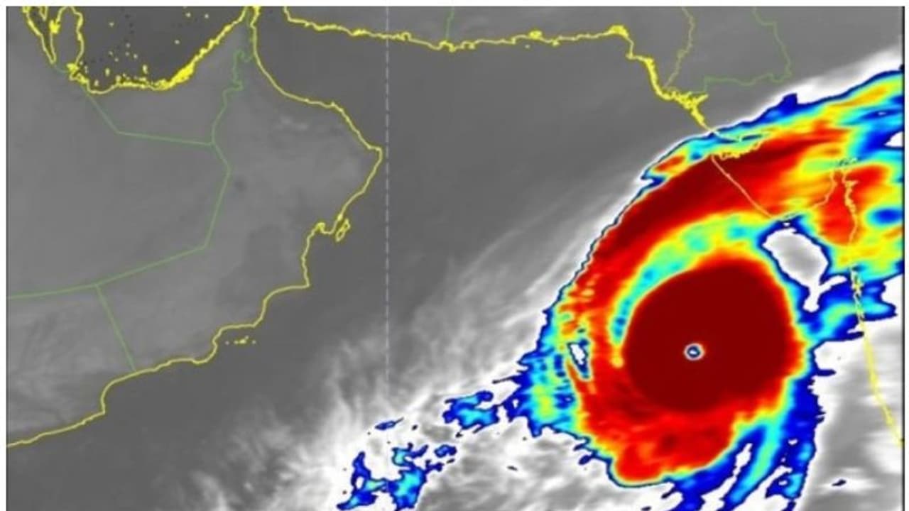 അഞ്ച് ദിവസം ജാഗ്രതെ; 'ക്യാര്' ഒമാന് തീരത്ത് ഭീഷണിയാകുന്നു അഞ്ച് ദിവസം ജാഗ്രതെ; 'ക്യാര്' ഒമാന് തീരത്ത് ഭീഷണിയാകുന്നു