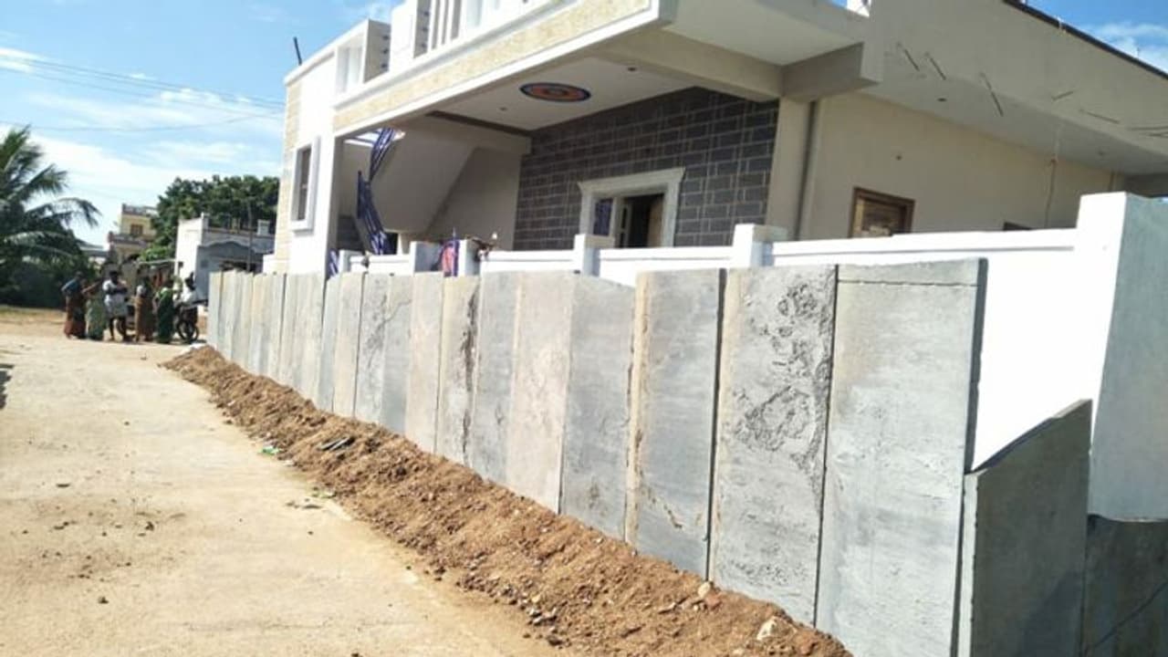 టీడీపీ నేత ఇంటి చూట్టూ నాపా రాళ్ళు పాతిన వైసీపీ నేత! టీడీపీ నేత ఇంటి చూట్టూ నాపా రాళ్ళు పాతిన వైసీపీ నేత!